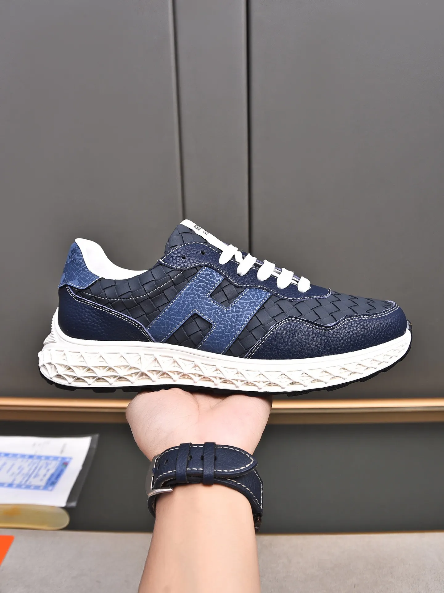 📛📛📛Men's Shoes💰P420 (Hermes)🆕Men's color-blocked sneakers, decorated with textured calfskin details. Spliced ​​with original cowhide, this shoe draws inspiration from the equestrian world, integrating technical details and practical functions. Breathable mesh, original combination outsole, high-end quality, every detail is perfectly combined! Size: 38-44 (45 can be customized)